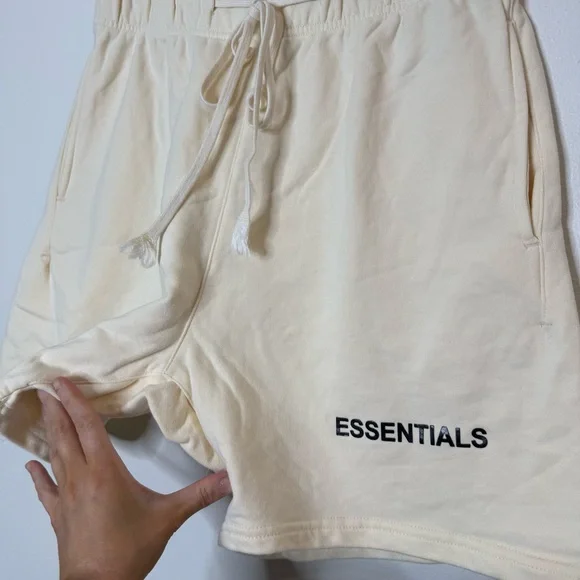 Essentials Fear of God Sweatshorts size large - Picture 8 of 8